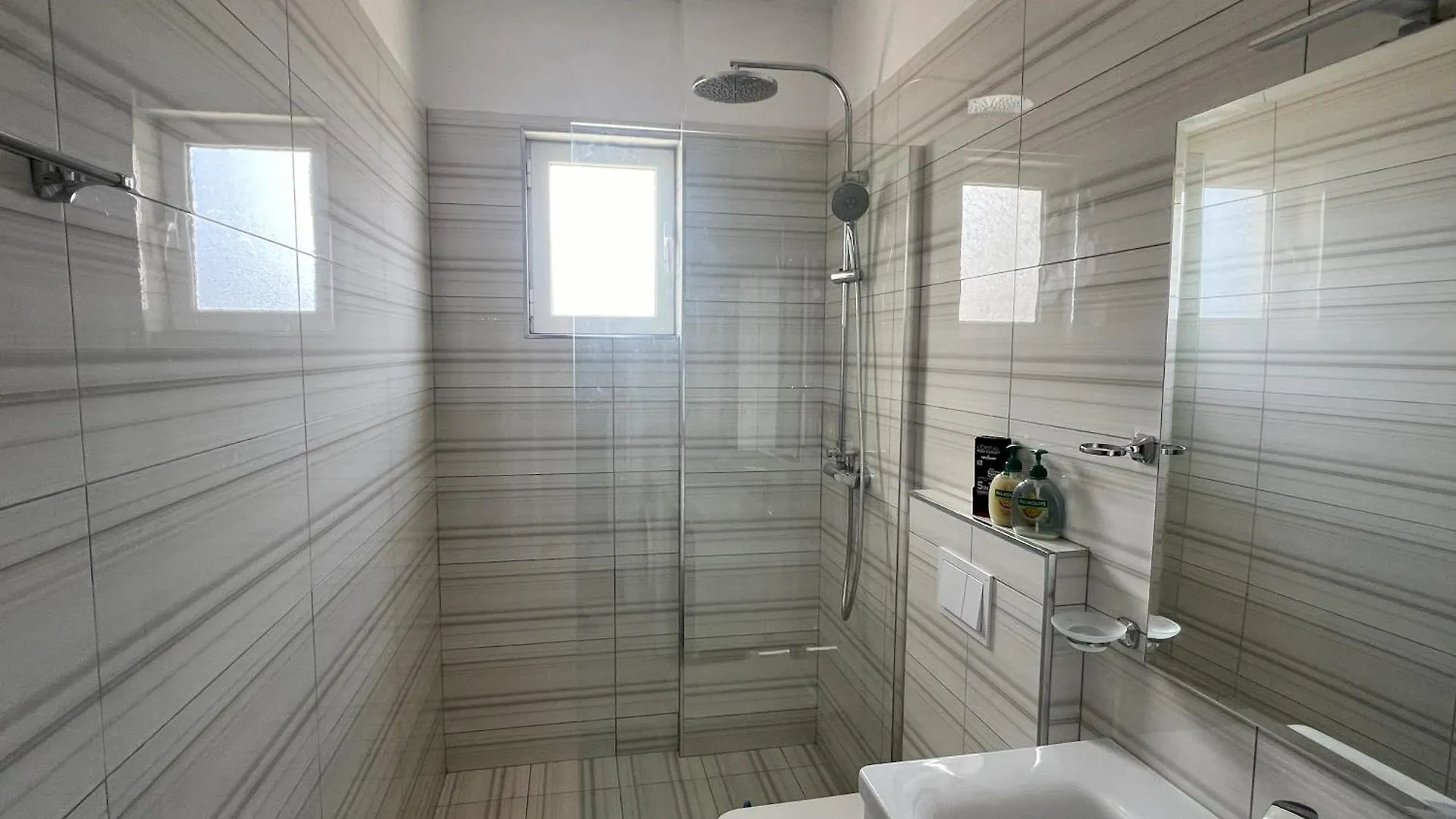Casa Saraci White Residence 1 Sarande Albania