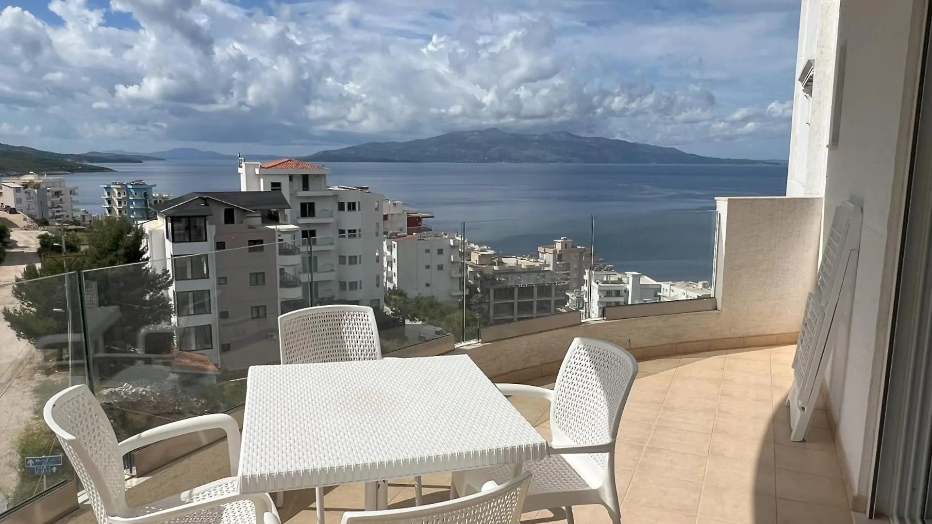 Casa Saraci White Residence 1 Sarande